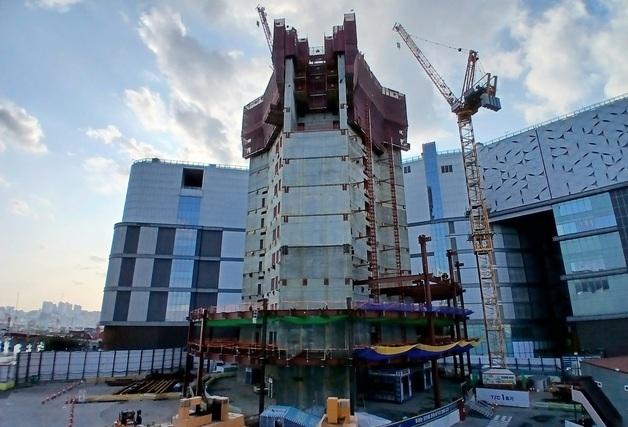 23년 표류 끝 착공한 부산롯데타워, 12층까지 올라왔다