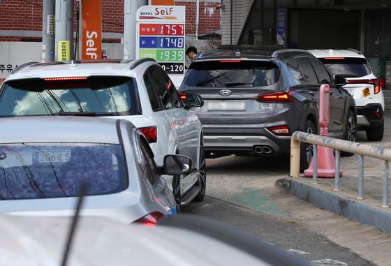 석유 최고가격제 첫날…시민들은 "여전히 싼 주유소 찾아다녀"