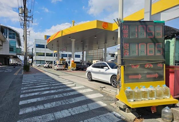 석유 최고가격제 첫날 경남 기름값 소폭 하락…시민들 "체감은 아직"