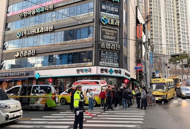 부산 만덕동서 3중 추돌 사고…5명 병원 이송