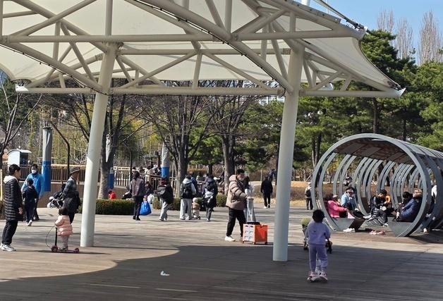 "햇볕이 따뜻해서 좋아"…부산시민공원에 시민들 발길