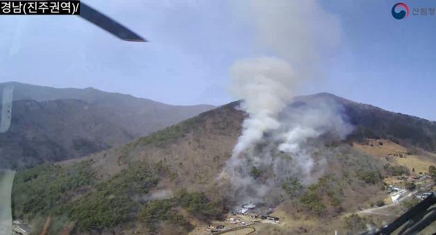 경남 산청 야산서 불…헬기 13대 투입해 3시간만에 진화 
