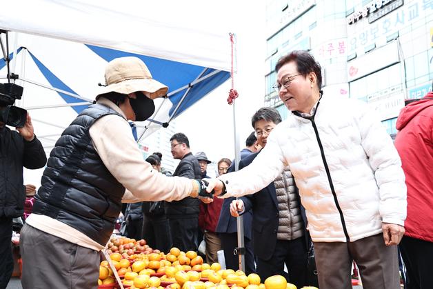 박완수 경남지사, 전통시장 방문해 물가 점검