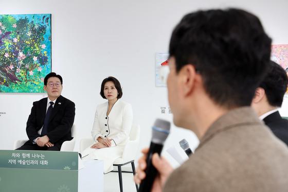 李대통령 "문화예술계 지원 확대"…창원 예술인 만나 현장 목소리 청취