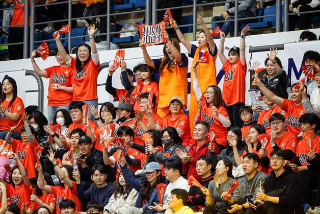 '부산 연고이전' OK저축은행, 시즌 내내 주말 홈 경기 매진