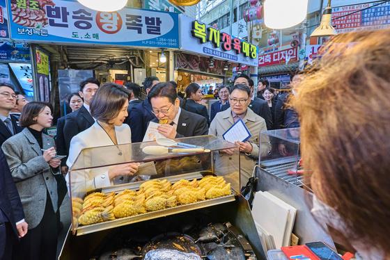 시장서 붕어빵·떡볶이 '먹방' 李대통령…김여사는 꽈배기 쐈다 