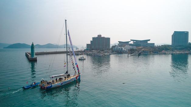 통영 도남항에 세계일주 요트 집결…기항지 행사 개막