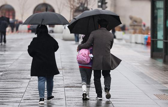 [오늘의 날씨] 부산·경남(1일, 수)…5㎜ 안팎 비, 높은 파도