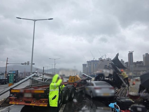 부산 동서고가로서 트레일러 전복 후 택시 충돌…일대 통제 중(종합)