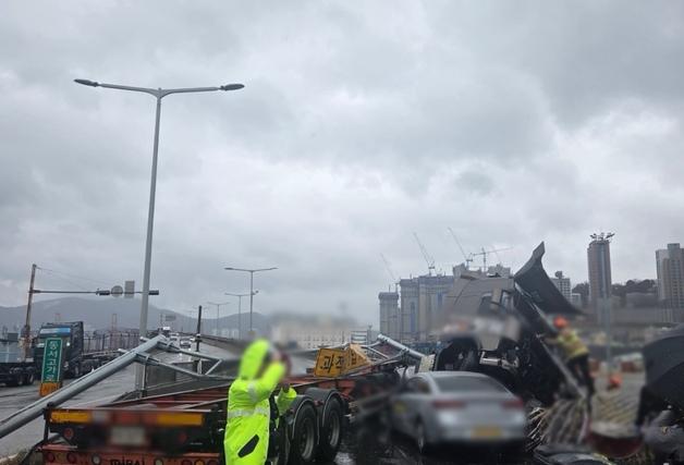 부산 동서고가로 트레일러 전복·택시 충돌…3시간만 소통 재개