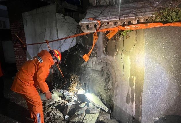 '강풍주의보' 부산…옹벽 무너지고 전선 끊어지고 피해 잇따라