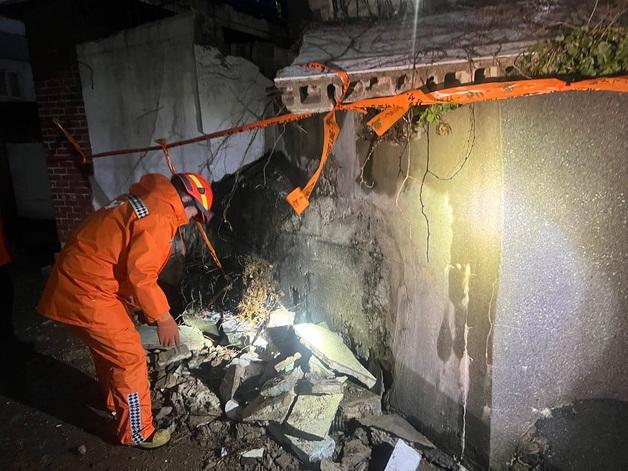 '강풍주의보' 부산…옹벽 무너지고 전선 끊어지고 피해 잇따라