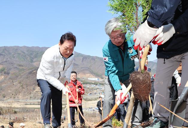 산불 상처 딛고 희망 심는다…경남도, 산청 시천면서 나무 심기  