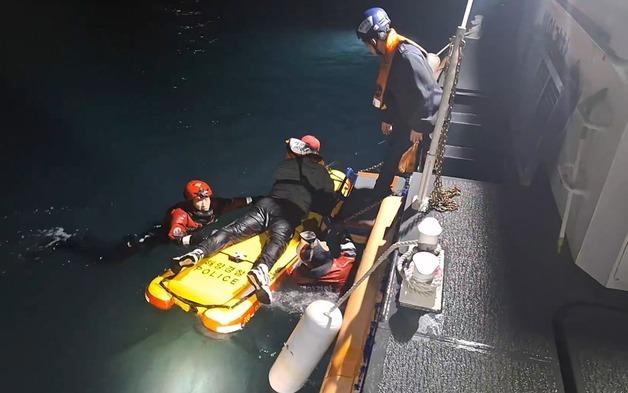 남해 상주방파제 인근 갯바위서 고립된 2명 구조