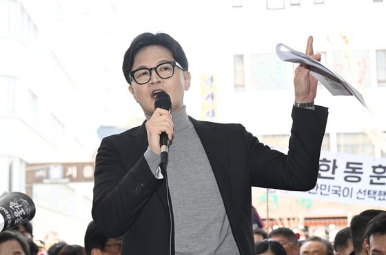 한동훈, 전재수 고소 엄포에 "꼭 하라…그럼 까르띠에 수사 재시작"