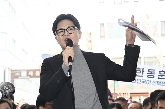 한동훈, 전재수 고소 엄포에 "꼭 하라…그럼 까르띠에 수사 재시작"