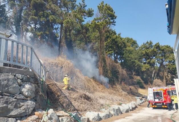 통영 용남면서 들불…담배 꽁초 추정
