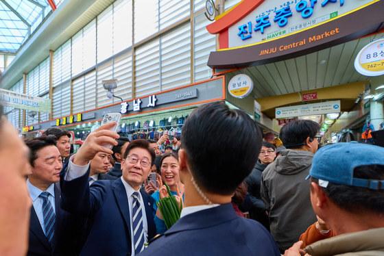 李대통령, 진주중앙시장 깜짝 방문…"빈말 아니라 호떡 진짜 맛있다"