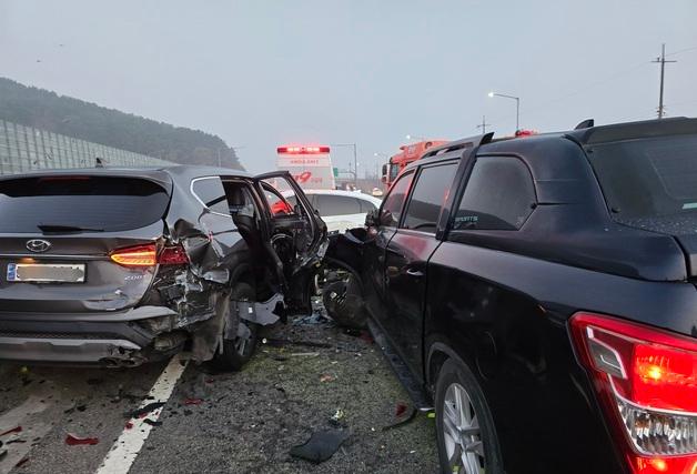 부산 강서구 서부산TG 인근서 5중 추돌…1명 중상, 4명 경상