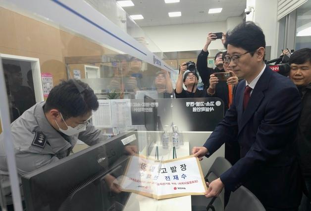 주진우, '허위사실 공표' 혐의 고발…전재수 "오히려 허위사실 유포"