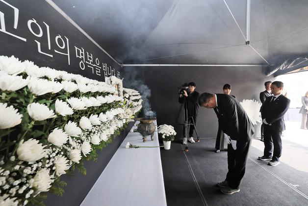 "이런 비극 없도록"…창원NC파크 '구조물 추락' 희생자 1주기 추모식