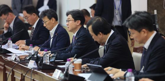 중동상황 관련 금융권 간담회 주재하는 이억원 금융위원장