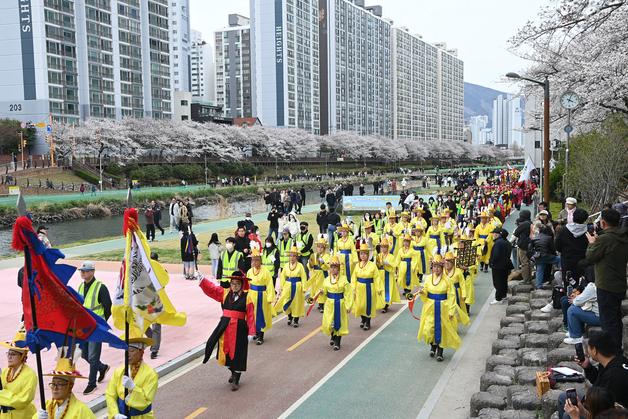 "왕가의 행렬부터 콘서트까지"…부산 연제구, 고분 판타지 축제 개막
