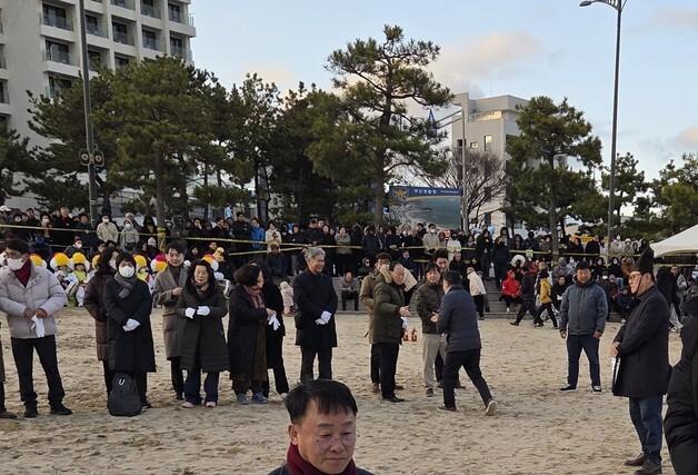 해운대해수욕장서 달집 태우기 장관…정성철 의장 "액운 사라지길"