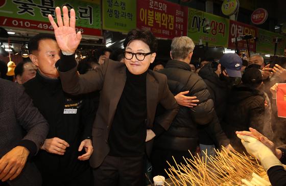 한동훈 구포시장 방문에 지지자 집결…"불편" "인기 좋다" 온도차