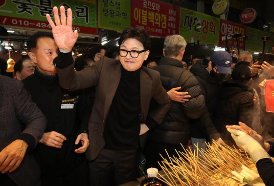 한동훈 구포시장 방문에 지지자 집결…"불편" "인기 좋다" 온도차