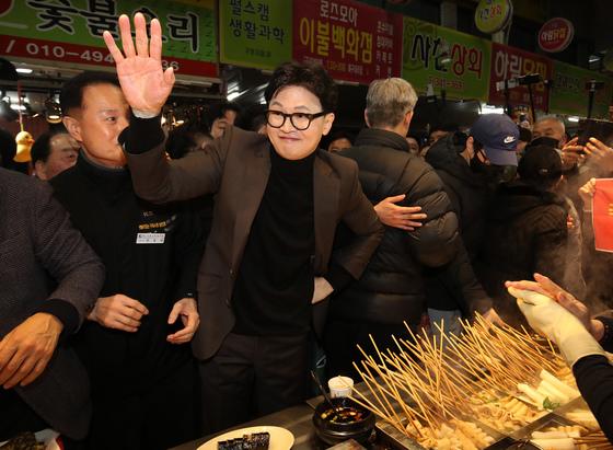 한동훈 구포시장 방문에 지지자 집결…"불편" "인기 좋다" 온도차