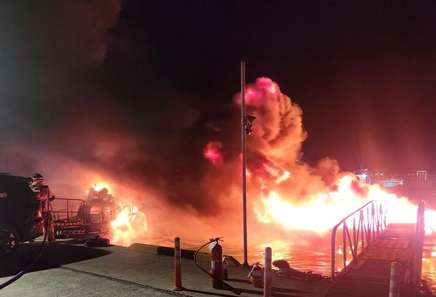 거제 대포항 선박 불…선박 2척 전소·해경 1명 연기 흡입