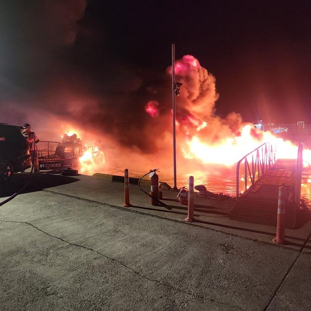 거제 대포항 선박 불…선박 2척 전소·해경 1명 연기 흡입