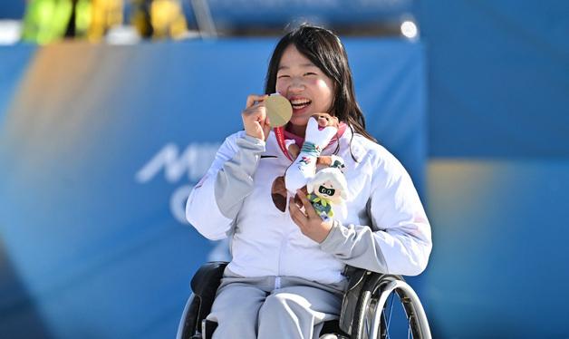 금메달 깨무는 바이애슬론 김윤지