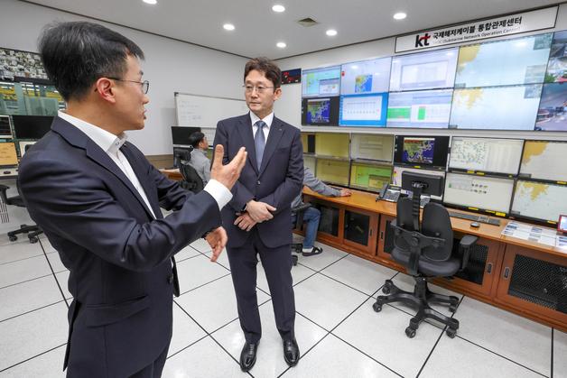 박윤영 KT 대표, 부산 국제통신센터 방문해 통신 기반 시설 점검