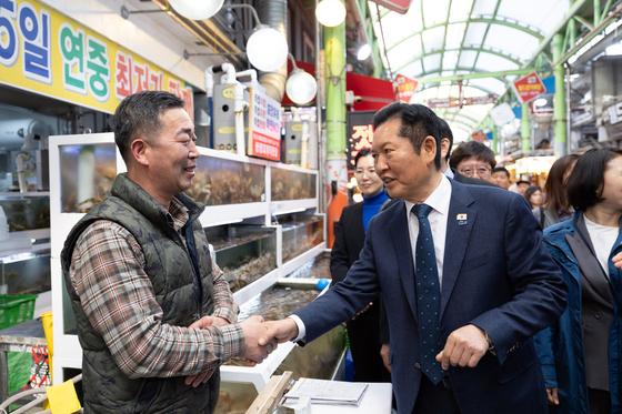 정청래, 통영 욕지도서 1박2일 민심 청취…'선상' 최고위도