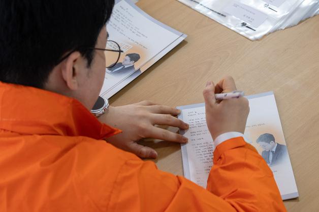 정이한 부산시장 후보, 유권자 이름 손글씨로…예비공보물 차별화