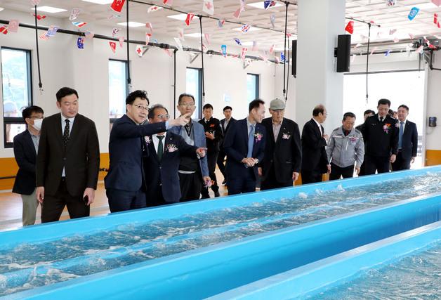 하동군, 수산물 위판장 준공…"효율적 유통 체계로 소득 증대 기대"