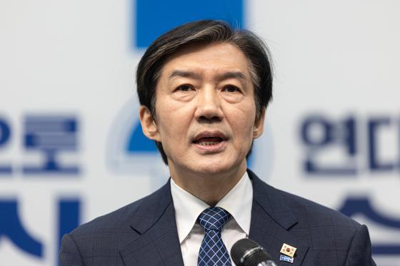 조국 "부산에 비호감" 한동훈 "나 피해 도망"…잠룡 등판 판 커진 6·3