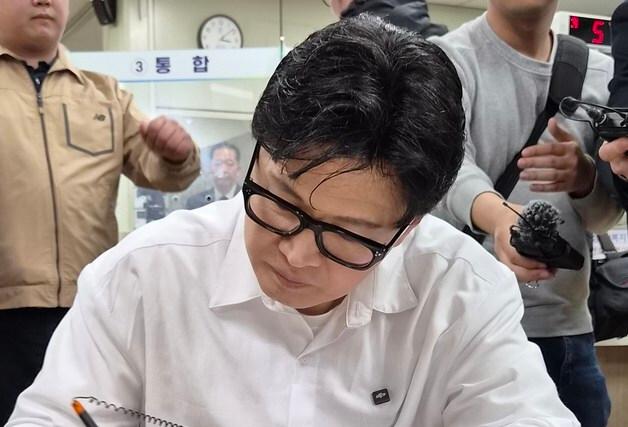 "만덕동서 오래오래 살겠습니다"…한동훈, 전입신고 마쳐