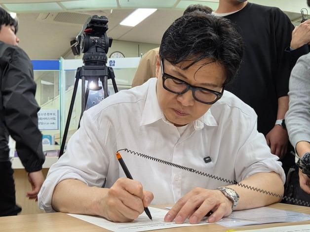 '부산 북구 주민 1일차'…한동훈 "보수 재건 바람 만들겠다"