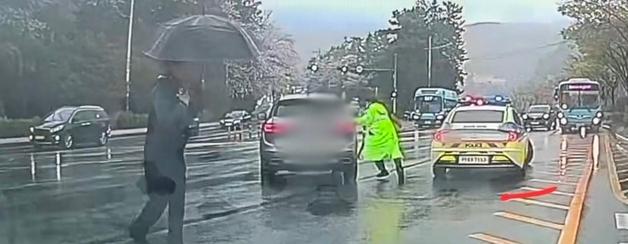 부산 도로 한 가운데 차 세우고 잠든 만취 운전자…추격 끝에 검거