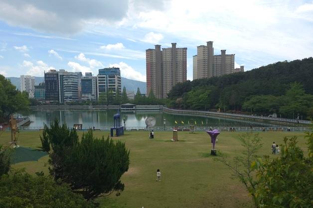 비 그친 뒤 찾아온 봄기운…창원 용지호수공원, 가족들로 활기