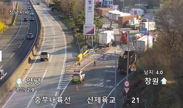 창녕 영산휴게소서 9.5톤 화물차 입간판 충돌…50대 병원 이송