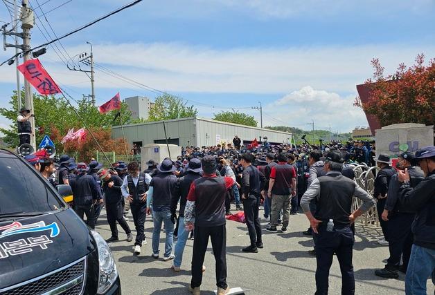 진주 화물연대 집회서 물류차와 노조원 충돌…3명 사상