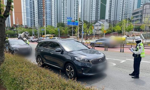 부산경찰청, 우회전 일시 정지 집중 단속…첫날 107건 적발