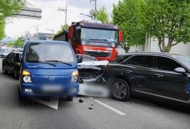 부산 학장교차로서 차량 8중 추돌 사고…운전자 2명 경상