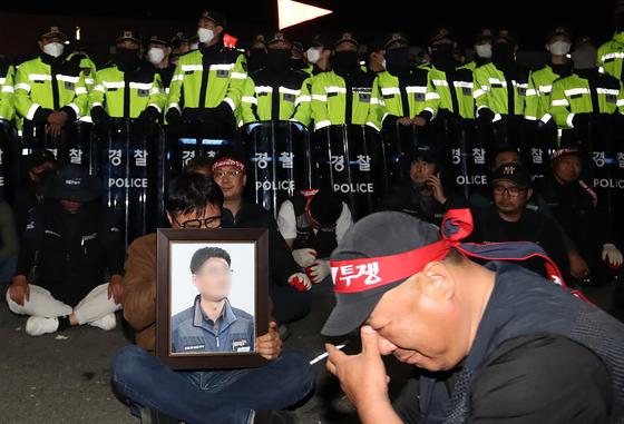 정부 "화물연대 집회 사망사고 안타까워…실질적 해결방안 모색할 것"