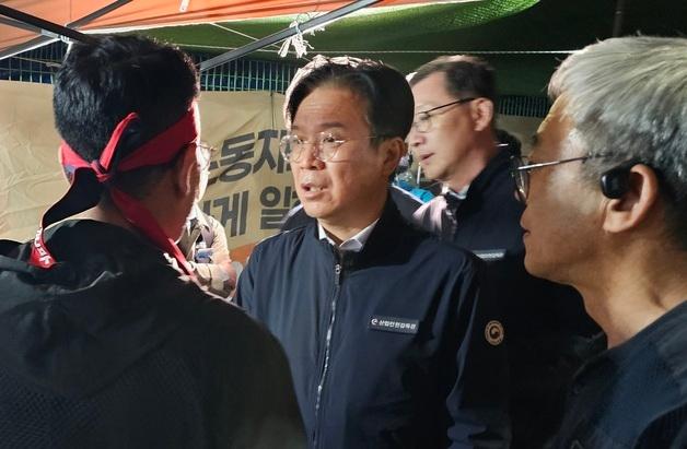 김영훈 장관 "노사가 빨리 대화로 풀어야"…화물연대 사고 현장 방문