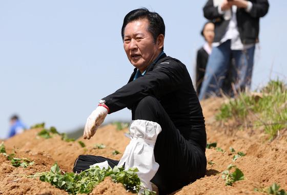 정청래, '공천 특혜 지적' 김용에 "노코멘트"…김남국엔 "공천받겠나" 농담